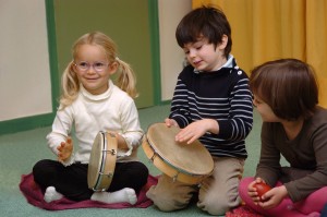deux enfants au tambourin